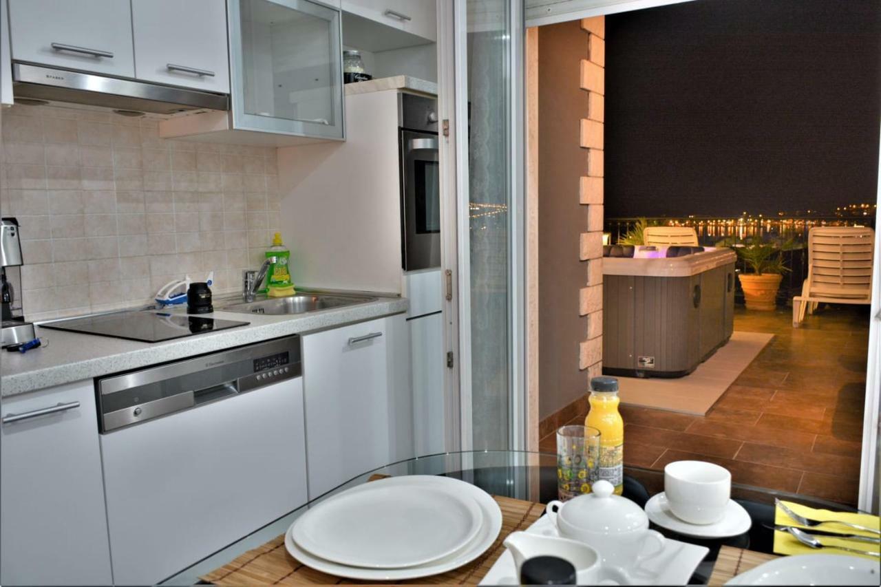 Sea View Apartments With Jaccuzzi Подстрана Екстер'єр фото